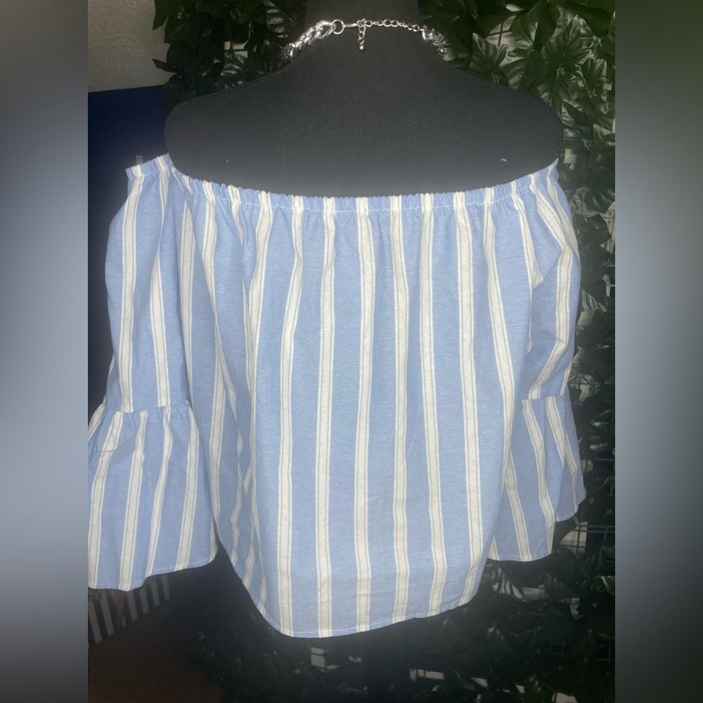 Charlotte Russe Off-the-shoulder top - Picture 3 of 4